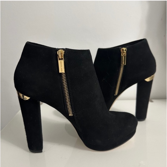 BNWOT- KORS Michael Kors Leather Suede Black Gold Side Zip Heel Ankle Boots (7) - Picture 3 of 13